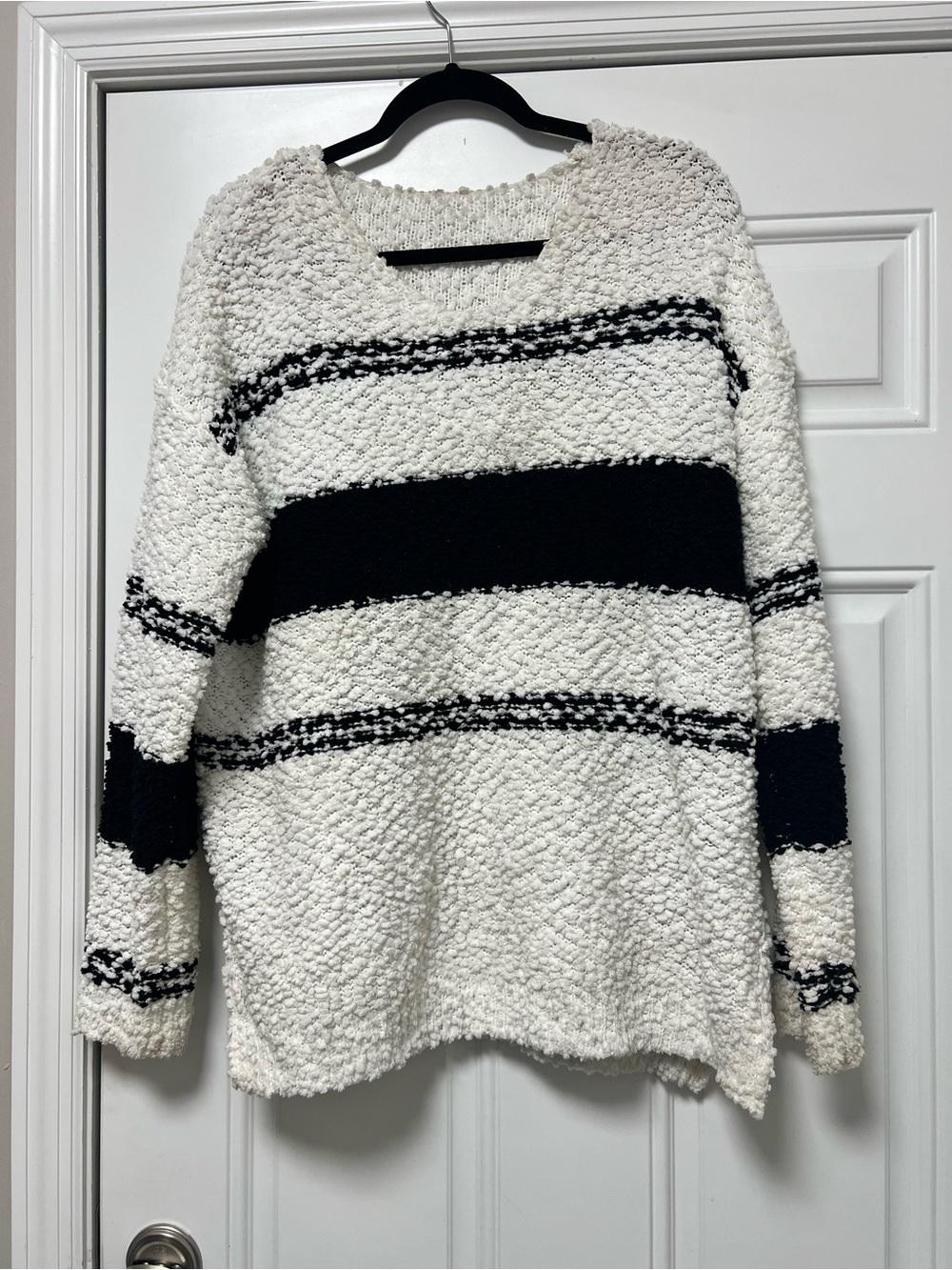 Women’s Popcorn Sweater Black and White Stripes Size L
